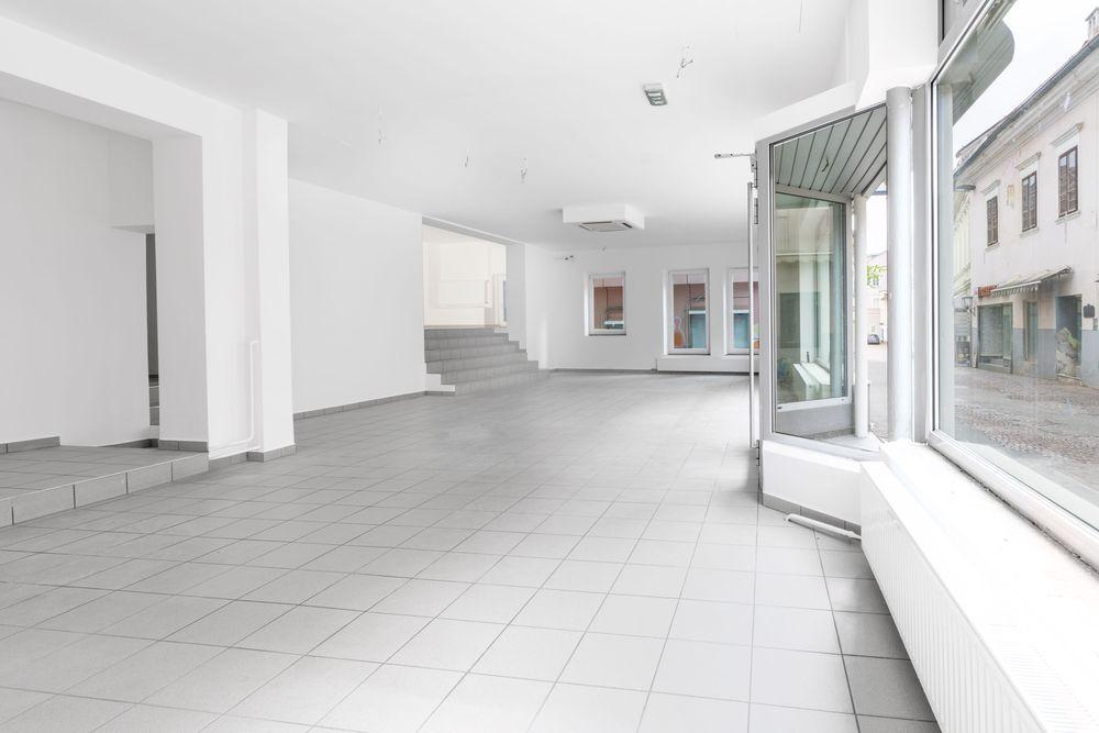 Dieses attraktive Geschäftslokal befindet sich in einer exzellent frequentierten Lage im Herzen von Villach. Mit einer Gesamtfläche von etwa 150 Quadratmetern bietet es großzügigen Raum für vielfältige geschäftliche Möglichkeiten.