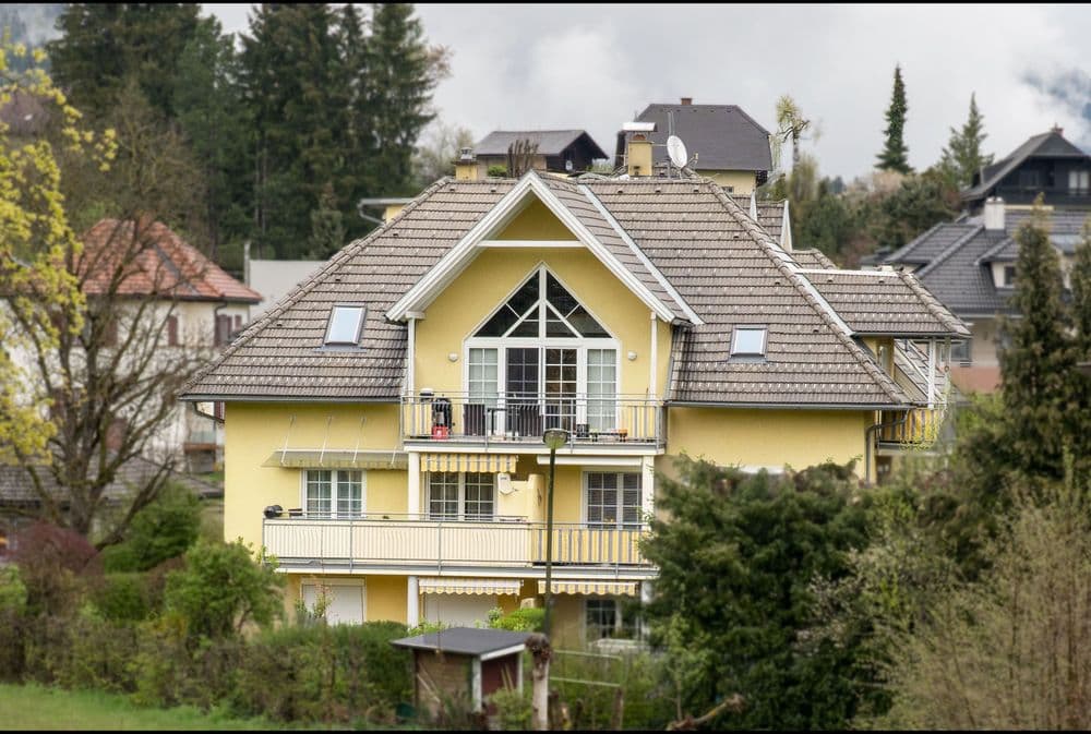 Resselstraße 13b Willkommen in unserem modern und elegant gestalteten Wohnanlage, die von uns als Bauträger errichtet und verkauft wurden. Dieses Bild zeigt das schöne Äußere der modernen Gebäude, umgeben von Grün und Bäumen. Im Hintergrund können wir den klaren blauen Himmel und eine ferne Stadtlandschaft sehen. Diese Wohnanlage bietet luxuriöse Wohnräume, hochmoderne Annehmlichkeiten und eine friedliche Umgebung, die die Bewohner ihr Zuhause nennen können.