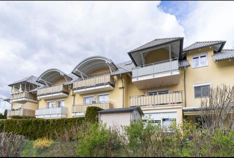 Treffnerstraße 74 Willkommen in unserem modern und elegant gestalteten Wohnanlage, die von uns als Bauträger errichtet und verkauft wurden. Dieses Bild zeigt das schöne Äußere der modernen Gebäude, umgeben von Grün und Bäumen. Im Hintergrund können wir den klaren blauen Himmel und eine ferne Stadtlandschaft sehen. Diese Wohnanlage bietet luxuriöse Wohnräume, hochmoderne Annehmlichkeiten und eine friedliche Umgebung, die die Bewohner ihr Zuhause nennen können.