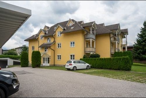 Völkendorferstraße 97a Willkommen in unserem modern und elegant gestalteten Wohnanlage, die von uns als Bauträger errichtet und verkauft wurden. Dieses Bild zeigt das schöne Äußere der modernen Gebäude, umgeben von Grün und Bäumen. Im Hintergrund können wir den klaren blauen Himmel und eine ferne Stadtlandschaft sehen. Diese Wohnanlage bietet luxuriöse Wohnräume, hochmoderne Annehmlichkeiten und eine friedliche Umgebung, die die Bewohner ihr Zuhause nennen können.